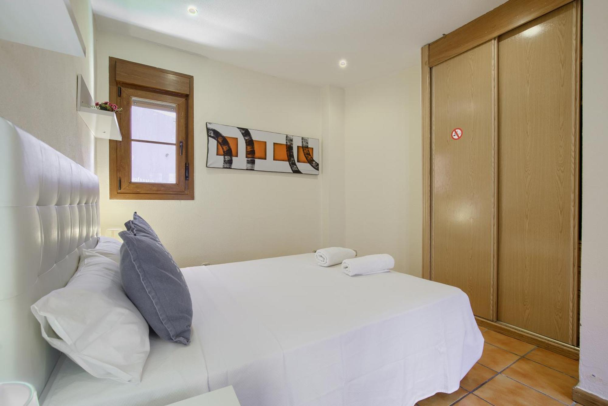 Casona 44 - Apartamento Para 2 Con Wifi, Ac Y Patio Exterior 알칼라데에나레스 외부 사진